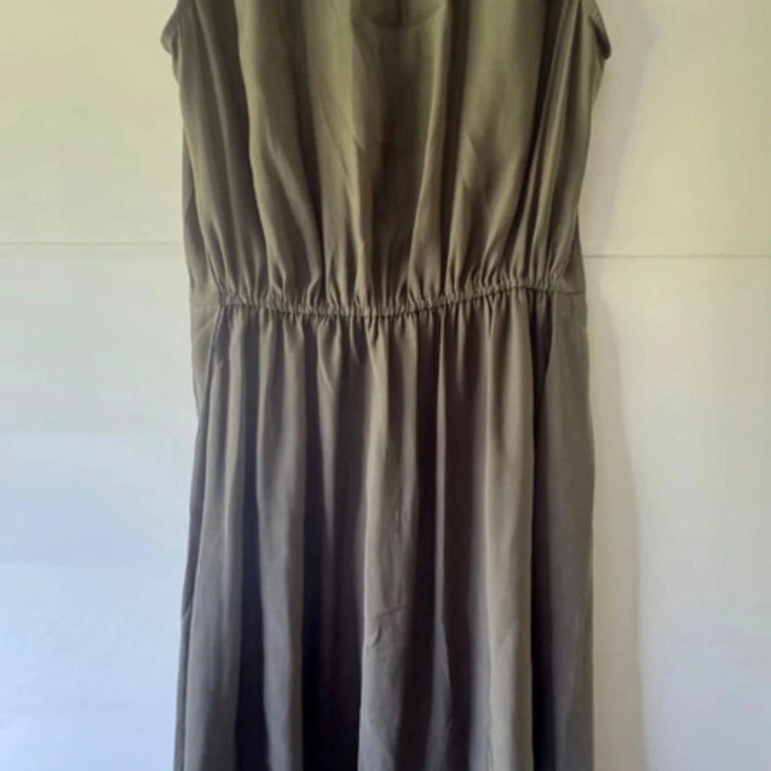 Ny. Khakigrön ärmlös klänning med dragkedja - 2