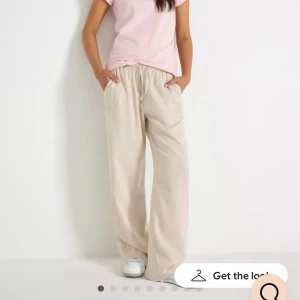 Beiga linnebyxor från Lindex  - Säljer ett par beiga linnebyxor från Lindex i storlek 152. Byxorna har resår i midjan med snörning och raka, vida ben. Säljer för att det är för små o korta på mig. Ordpris. 399kr Nypris. 200kr💕