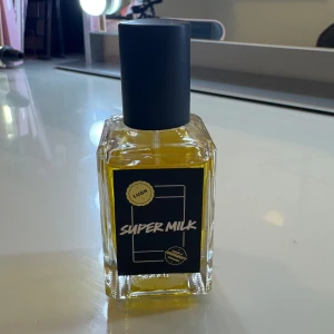 Super milk parfym från Lush - Supermilk parfym från Lush som nu är helt slutsåld, endast testat den 2 gånger så i princip helt ny. 30ml.