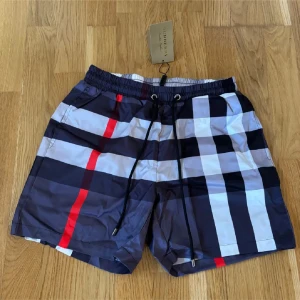 Burberry shorts - Säljer mina nya burberry shorts som ni ser står det storlek M på de men de passar bara till S.
