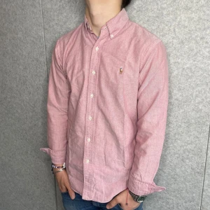 HELT NY || Ralph Lauren skjorta - Riktigt stilig Polo Ralph Lauren skjorta | Strl: M | Skick: 10/10 (Helt ny) | Modellen är 175, väger 71 | Nypris: ca 1700kr | Hör av er vid frågor och funderingar!