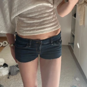 Jeansshorts från Hollister - Sååå snygga och låga i midjan!!😍😍 Är från början jeans men har fixat till de till shorts! W26 och passar mig med S💕💕💕