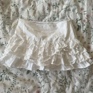 Vit volang kjol zara  - Söt populär och eftertraktad volang kjol i vit ifrån zara i storlek xs som inte säljs längre , knappast använd så som ny☺️☺️