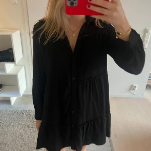 Svart klänning - Jätte fin klänning från Zara! Lika fin att ha till stranden som att klä upp till finare tillfällen! Den har knappar hela vägen och fina sömmar ( bild tre)♥️♥️