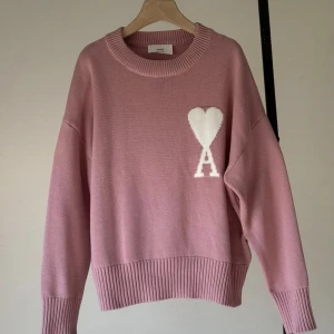 Rosa Ami Paris tröja  - Säljer en rosa Ami Paris tröja i storleken S. Den är helt ny och aldrig använd. Den passar runt 160-170 skulle jag säga. Meddela gärna om du är intresserad. 