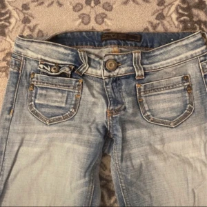 Ljusblå lågmidjade bootcut jeans från Only - midjemåttet är 40 cm och innebenslängden är 84 cm 💖