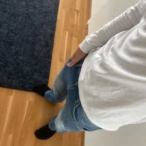 Crocker ljusblå raka jeans 32/32 - Säljer ett par ljusblå jeans från Crocker i modellen 341. Jeansen har klassisk femficksdesign, raka ben och snygga slitningar framtill. Tillverkade i bekvämt denimtyg som passar perfekt till en avslappnad stil.