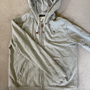 Grå hoodie från Morris  - Grå hoodie från Morris, perfekt till sommarn, nyskick, köpt för 1400 mitt pris 799, st XL passar L-M