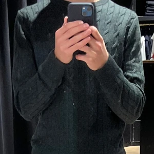 Mörkgrön kabelstickad tröja Morris - Säljer den här snygga mörkgröna tröja från Morris i 100% merinoull, riktigt bekväm! Skick 9/10. Nypris 1400kr. Skriv vid minsta fundering!💪🏻