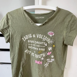 Zadig Voltaire T-shirt - Sååå snygg T-shirt från Zadig Voltaire. Strl 158 men passar med som har xs! Bra skick. Snygg till sommaren!!