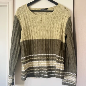Randig stickad tröja från Concept E.B - Snygg stickad tröja i mörkgrönt, ljusgrönt och vitt från Concept E.B. 