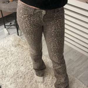 Nelly jeans - Leopard jeans från Nelly storlek 36!!