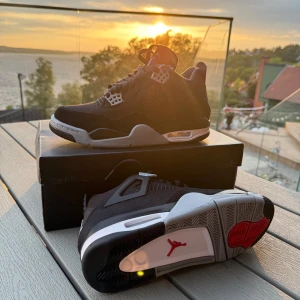 Nike Air Jordan 4 Black Canvas 41 - Nike Air Jordan 4 Retro SE Black Canvas i svart och grått med vita och röda detaljer. Skorna är äkta och köpte de för 5000kr med kvitto,har aldrig använt de helt nya skor,mitt pris 3000kr pris kan diskuteras vid snabb affär 