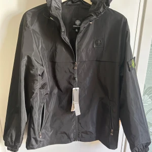 Stone island windbreaker  - Säljer mina Stone jacka som jag är osäker på om den är äkta, perfekt till hösten och en kall sommarkväll. Hör av er vid frågor eller funderingar.