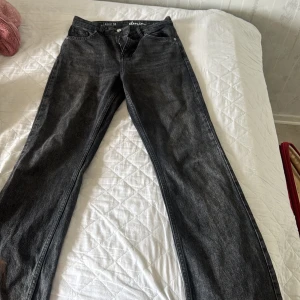 Svarta raka jeans från Denim - Snygga svarta jeans från Denim med klassisk femficksmodell och raka ben. Jeansen har normalhög midja och är tillverkade i ett mjukt jeanstyg som ger en skön känsla. Perfekta till sneakers eller boots.