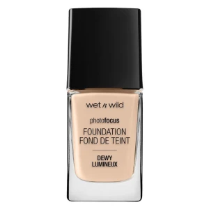 Wet n Wild Foundation - Säljer en Wet n Wild Photo Focus Foundation Dewy Lumineux i en ljus nyans. Den kommer i en stilren glasflaska med svart lock. Den ger en fräsch, glowig finish och är perfekt för dig som vill ha en naturlig lyster i basen! Säljer den då jag är brunare nu och inte behöver den längre, och har redan köpt en i mörkare nyans! Färgen är soft ivory och den är använd få gånger direkt på borste! Köpte för 109kr och jag säljer för 60kr!