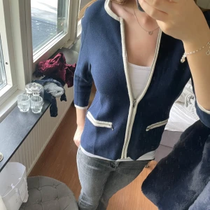 Marinblå kortärmad kofta från Tommy Hilfiger🩷 - Snygg marinblå kort kofta från Tommy Hilfiger med vita detaljer och dragkedjor på fickorna. Den är stickad, har trekvartsärm och en clean, rak passform. Perfekt för dig som gillar klassisk stil med en twist.❣️