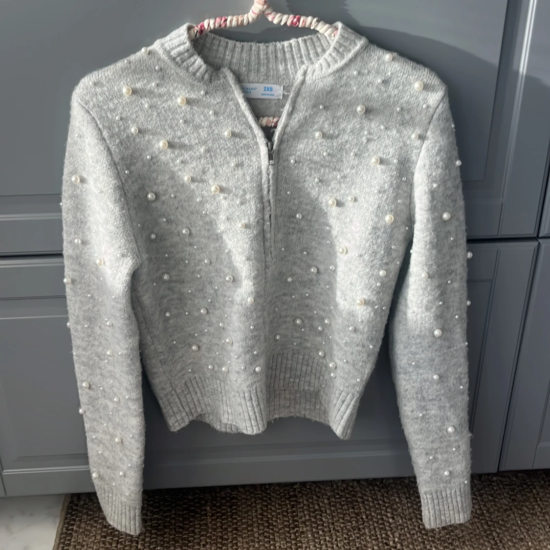 Grå kofta med pärlor från Primark