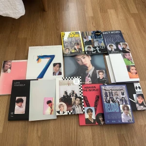 KPOP album - Jag säljer mina kpop albums nu (BTS, EXO, NCT, WayV, Mamamoo) för olika priser då vissa kan ha en defekt på sig. Jag har lagt ut alla photocards man får från varje album. Är du intresserad eller har frågor om pris eller annat så hör av dig för mer information! 😇 (100 är bara slumpmässigt pris jag lagt)