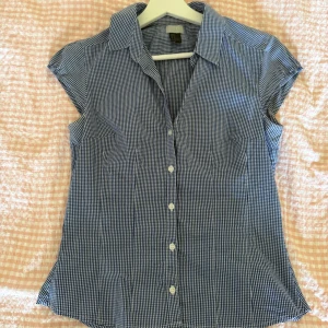 Rutig skjort blus - Asss snygg rutig skjortblus ifrån H&M figursydd och sitter sååå snyggt på! Perfekt till sommaren🥰