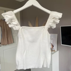 Massa olika toppar  - Massa olika toppar från olika märken och alla är s-xs du får köpa Aller bara nån om du vill! Skriv till mej om du har frågor eller vil köpa en av dem🫶🏻