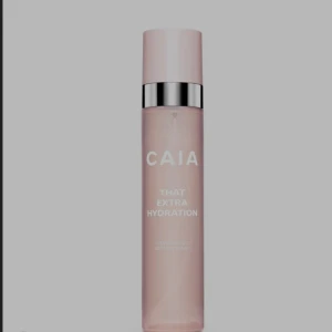 CAIA That Extra Hydration Face Mist - Återfuktande face mist från CAIA i en snygg ljusrosa flaska med silvrig detalj. Perfekt för att fräscha upp huden och ge extra fukt under dagen. Kommer i en praktisk sprayflaska som är enkel att ta med i väskan.