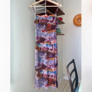 Mönstrad klänning  - Mönstrad klänning i meshtyg. Strl XS. Mycket fint skick!