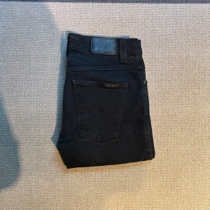 Svarta Nudie jeans - Svarta nudie jeans i mycket bra skick. Modellen är Grim Tim och storleken är 31/32. Priset kan såklart diskuteras och glöm inte att höra av dig vid frågor. 