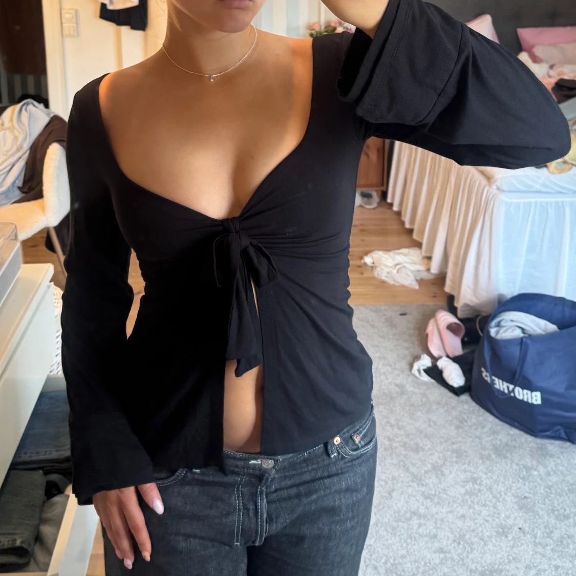 Svart topp med knyt fram - 1
