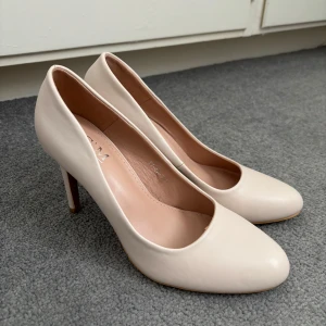 Beige pumps - Pumps i beige från C’M Paris i storlek 39. Köpte från Sellpy och de står att de är i nyskick, säljer för att de var för stora för mig🤍