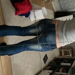 Blå bootcut jeans Miss RJ - Low waist bootcut jeans som jag seriöst ÄLSKAR men jag kan inte använda dom för dom är lite för små. De är sydda från skinny jeans till flared och de har jätte snygga fickor på baksidan.