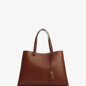 Brun shoppingväska i skinn imitation  - Säljer denna fina väska från mango 💛 Väskan har rymliga fack som rymmer laptop, böcker och vattenflaska. Knappt andvänd och ser ny ut!
