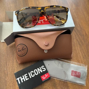 Rayban boyfriend solglasögon leopardmönster - Snygga RayBan boyfriend (RB4147) solglasögon med klassiskt fyrkantigt oversize-utförande. Bågarna har ett coolt leopardmönster i brunt och gult, och glasen är mörka med lätt spegeleffekt. Kommer med originalfodral, putsduk och box. Perfekt accessoar för en trendig look. !aldrig använda!