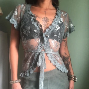 Romantic lace top  - Superdrömmig knytblus i ljust turkos🧚 står inte storlek men jag på bilden är strl 38/M