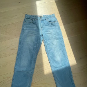 Levis jeans - Ett par riktigt snygga ljus blå Levis jeans med guldiga detaljer. Bra skick och inte använda särskilt mycket. Vet inte exakt storlek men det är loose fit. Jag använde de när jag var cirka 165-170.