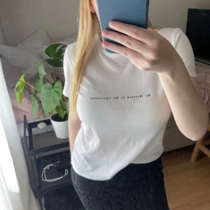 T shirt - T-shirt från NAKD, säljer då den inte kommer till användning längre 🤍 enkel och lätt att matcha till