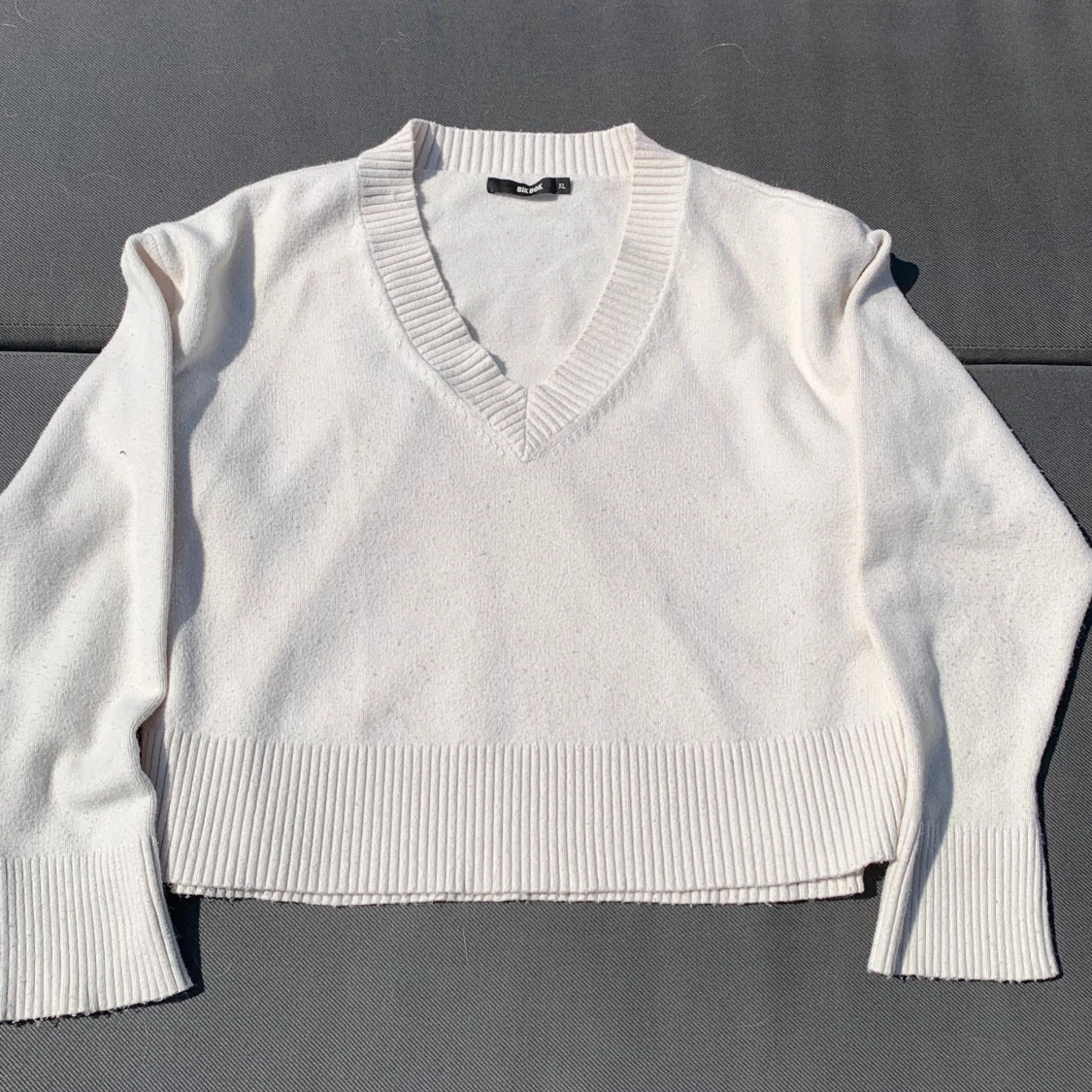 Vit stickad v-ringad tröja