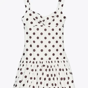 Prickig Zara klänning! - Säljer denna populära Zara klänningen, som är helt slutsåld i denna storlek! Endast testad.