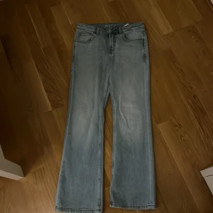 Ljusblå wide jeans från Bik Bok, W26 L30 - Säljer ett par ljusblåa jeans från Bik Bok. För små för mig och kommer aldrig till användning. Dock ett par jättefina jeans som passar till det mesta. Jag e ungefär 151 så jag köpte de kortare så dessa byxor passar dig som ungefär är 150-160 dock e de lite för långa på mig. Köpte dessa för 600-700kr.
