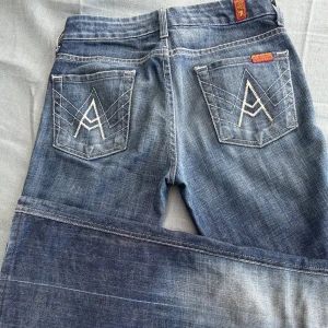 7 For All Mankind A Pocket jeans blå - Snygga blå jeans från 7 For All Mankind med ikonisk A-brodering på bakfickorna. De är bootcut. Dubblett av tidigare annons för fri frakt! 