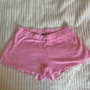 Rosa shorts från Calzedonia - Mjuka och gulliga shorts från Calzedonia. De är värdiga och perfekt för en somrig dag på stranden. Storlek står ej men skulle gissa på S/M beroende på vilken look man går för💗