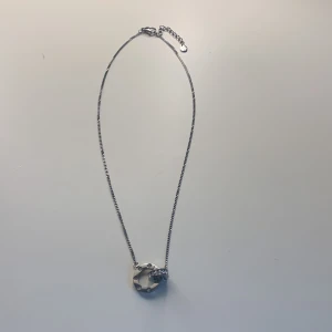 Edblad halsband silver - Stilrent halsband i silver, helt nytt, ny pris 449kr mitt pris 300kr eller bud, säljer pga att jag inte använder det