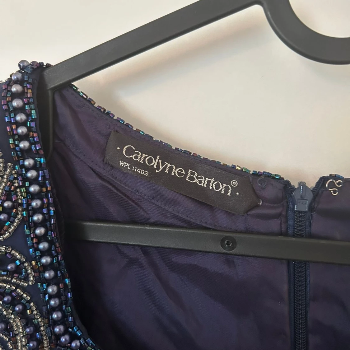 Mörkblå pärlbroderad klänning Carolyne Barton - 1