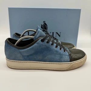 LANVIN CAP TOE SNEAKERS - Lanvin Cap toe sneakers - Skick: 9/10 - Tillbehör: Enbart skorna - Storlek 43/UK8 - Nypris ca 5200kr - Deluxecloset