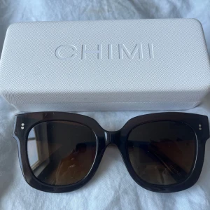 Bruna CHIMI solglasögon modell 08 - Snygga solglasögon från CHIMI i modell 08 och box kommer med!🤎