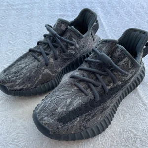 Adidas boost 350 v2 skor - Säljer ett par Yeezys som bara använts i en vinter. Köpta på StockX, nypris 3800kr