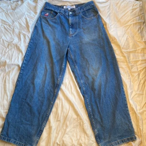 Big Boy wide jeans blå denim S - Hej jag säljer ett par blå Polar Big Boy jeans i storlek S. Tyvärr har jag ingen användning av dom längre. Jag är 180cm lång och passar bra i längden. Få tal gånger använda men har lite slitage längst ner på baksidan av benen. Snygga till de mesta outfits. Fler frågor? Det är bara att höra av sig till mig. Ny pris runt 1300kr-1500kr