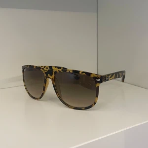Ray-Ban boyfriends  - Ett par stilrena solglasögon från Ray-Ban i modellen boyfriend. | Glasögon har ett tonat glas med en båge som har ett leopard liknande mönster. | Dom är i riktigt bra skick och det finns inga tydliga tecken på användning av dem. | Det är bara att höra av sig om man har några frågor⭐️⭐️⭐️