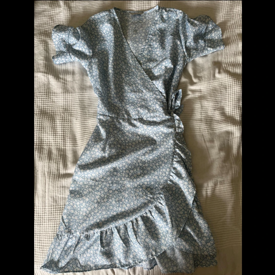 Blå blommig omlottklänning med volang - 2