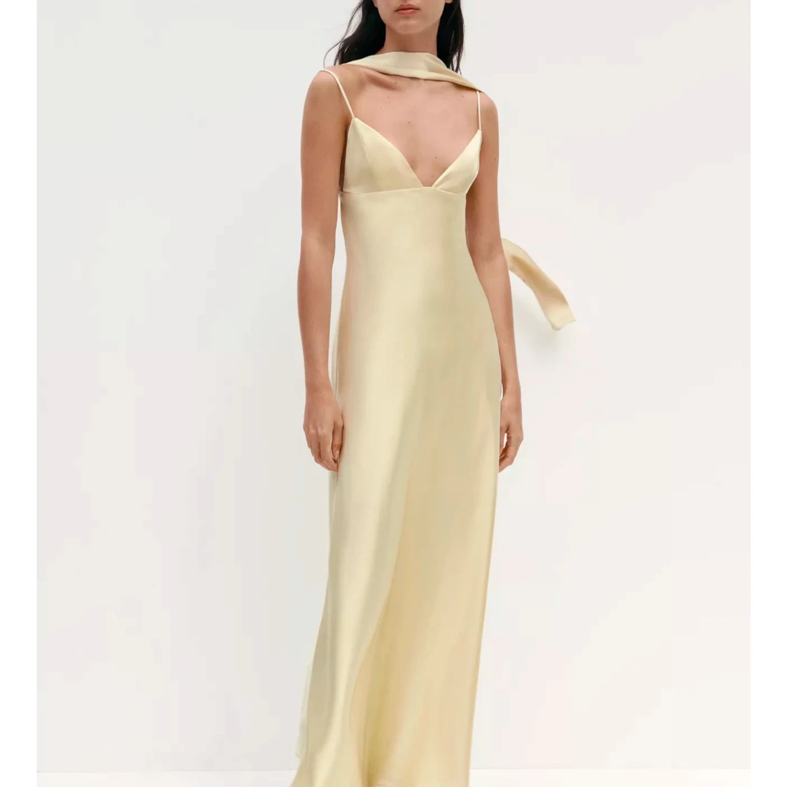 Ljus långklänning i satin med öppen rygg - 4